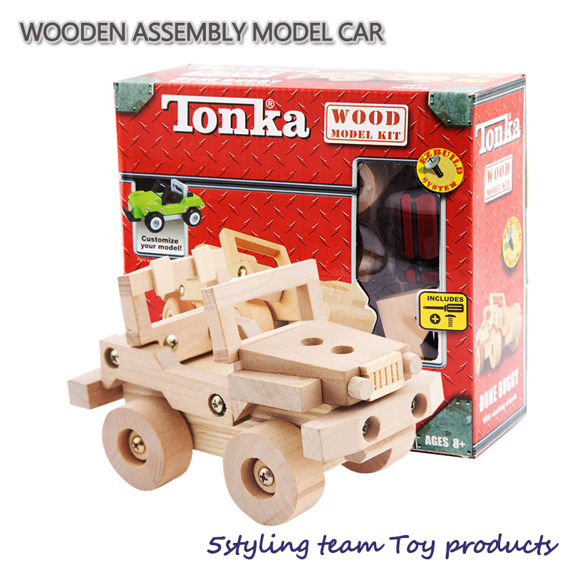 Ehtsad puidust kokkupanekud ja demonteeritavad väikeveokite kühvliküpsised lapsed, käed hariduslike mänguasjade hulgimüügi pealt